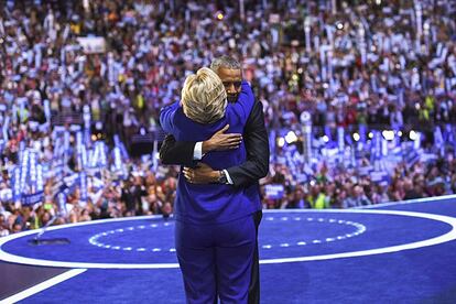 Hillary Clinton se une al presidente Obama en el escenario al acabar su discurso.