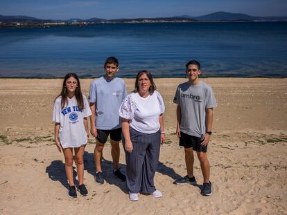 Maria Rego con sus tres hijos. De izquierda a derecha, Aldara, Samuel y Marcos.