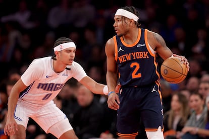 Miles McBride, de los New York Knicks, bota el balón ante Anthony Black, de Orlando Magic, en el partido de este martes.