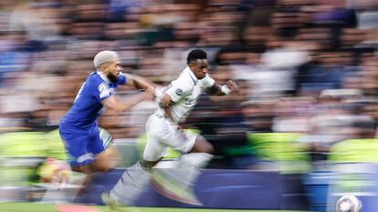 Reece James intenta parar a Vinicius el miércoles pasado en el Bernabéu.