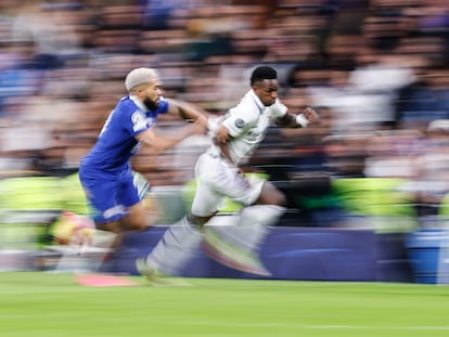 Reece James intenta parar a Vinicius el miércoles pasado en el Bernabéu.