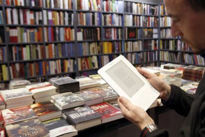 Leyendo en el Kindle, el lector electrónico de Amazon.