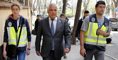 Luis Pineda, tras el registro de la sede de Ausbanc en Madrid.