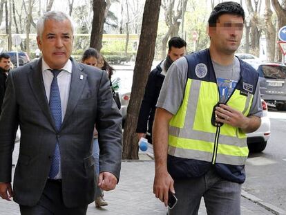 Luis Pineda, tras el registro de la sede de Ausbanc en Madrid.