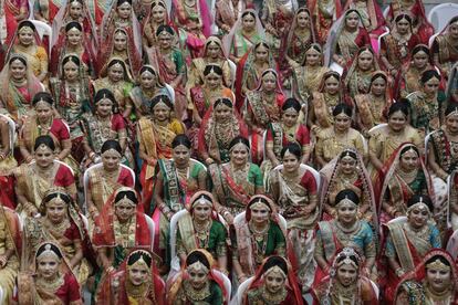 Un grupo de novias se prepara para una boda masiva en Surat (India) el sábado 21.