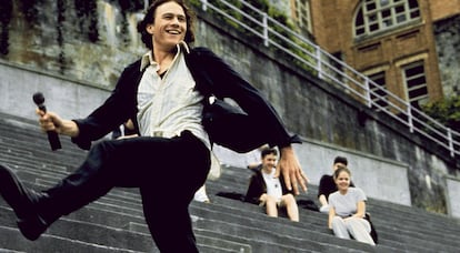 EL PAT?TICO ROMANTICISMO DE HEATH LEDGER EN '10 RAZONES PARA ODIARTE'. Una de las grandes comedias romnticas que tuvo por protagonista al difunto Heath Ledger sigue enamorando (y poniendo) a da de hoy. Quizs es la retrica del chico malo que en el fondo tiene buen corazn, el mito en torno a Ledger o que Kat era un personaje femenino con el que todas nos podamos identificar. El caso es que la escena de la declaracin sigue gustando (y mucho).