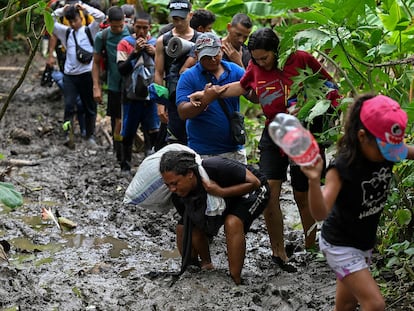 Migrantes venezolanos cruzan el Tapón del Darién, del lado panameño, el 13 de octubre de 2022.