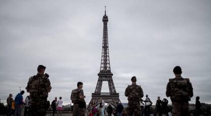 Soldados de la Operación Centinela patrullan en París, en noviembre de 2016
