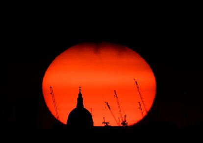 La cúpula de la Catedral de San Pablo en Londres (Reino Unido) durante la puesta de sol, el 5 de agosto de 2018.