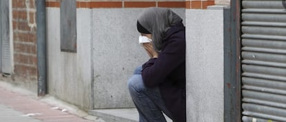 Una mujer llora ante el portal de la mujer asesinada el pasado viernes en Tetuán.