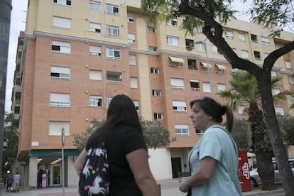 Dos vecinas, ante el edificio donde se ha producido el crimen.