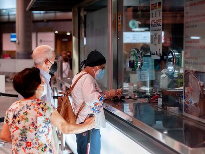 Varias personas en las taquillas de Cercanías de Madrid-Atocha