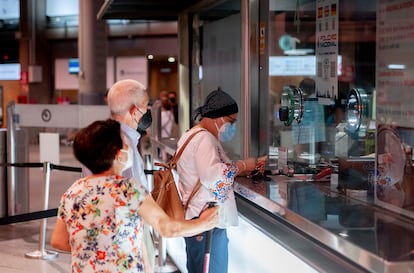 Varias personas en las taquillas de Cercanías de Madrid-Atocha