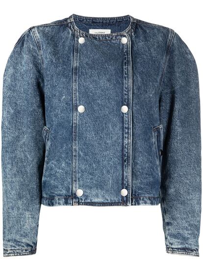 Un diseño diferente, sin cuello con doble botón y denim desgastado es lo que consigue Isabel Marant Étoile con esta cazadora vaquera que no se parece a ninguna. 390€.