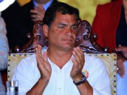 El presidente ecuatoriano, Rafael Correa, firmó un "decreto ejecutivo" mediante el cual mantiene sin variación las remuneraciones mensuales, medida que busca reducir el gasto corriente del Ejecutivo, para hacer más eficiente el manejo del presupuesto del Estado. EFE/Archivo