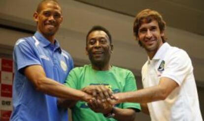 Márquez, capitán de Cuba, Pelé y Raúl, en la presentación del partido.