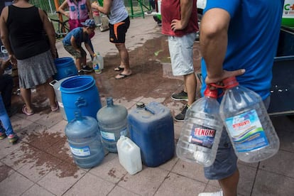 Vecinos de Santiago se abastecen de agua