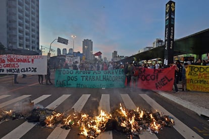 Ao amanhecer, alguns trabalhadores do metrô e manifestantes que apoiam a greve, já em seu quinto dia, protestavam em frente à estação de metrô Ana Rosa, em São Paulo.