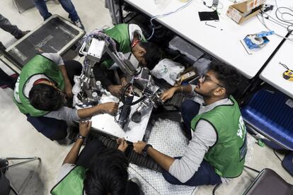 Participantes preparan a su robot para el World Robot Challenge (WRC), la competición en la que equipos de todo el mundo se enfrentan a nueve desafíos en las categorías Robótica Industrial, Tobótica de Servicios, Robótica de Desastres y Júnior.