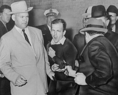 Jack Ruby dispar&oacute; a Lee Harvey Oswald dos d&iacute;as despu&eacute;s de que este abatiera al Presidente Kennedy. 