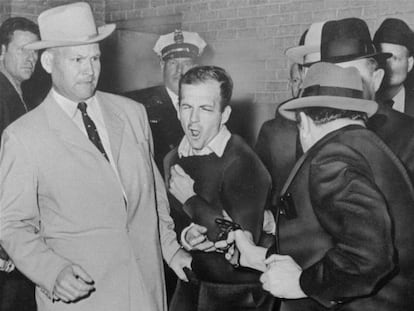 Jack Ruby dispar&oacute; a Lee Harvey Oswald dos d&iacute;as despu&eacute;s de que este abatiera al Presidente Kennedy. 