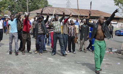 Un grupo de sudafricanos se manifiesta en Johanesburgo contra los extranjeros.