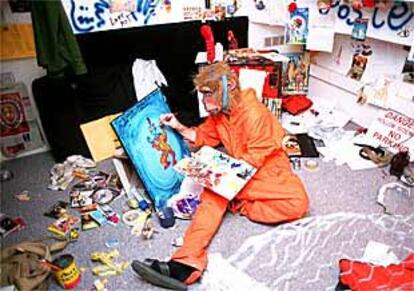 El artista Pau Nubiola, caracterizado como el simio que protagoniza la exposición.