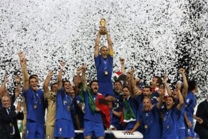 Italia celebra la victoria en la final del Mundial de Alemania contra Francia, en 2006.- Cuatro años más tarde, ambas selecciones no han pasado de la fase de grupos
