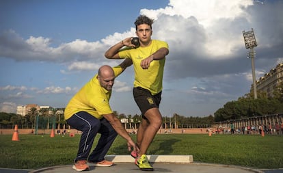 El lanzador Ángel Navarro, con su padre, Vicente, en el estadio del antiguo cauce del río Turia, en Valencia.