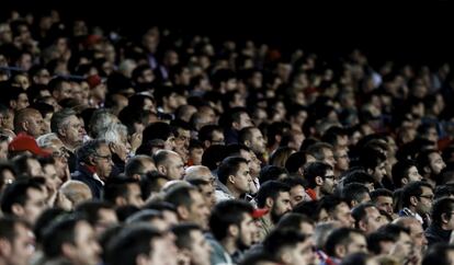 Aficionados del Atlético de Madrid observan un ataque del Bayern Múnich.