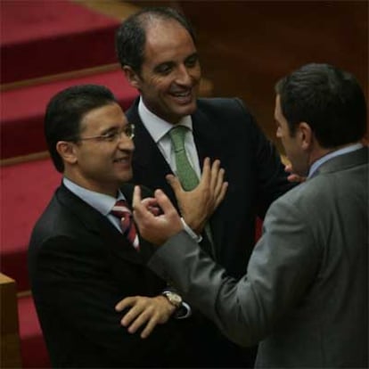 Serafín Castellanos (PP), Francisco Camps (PP) y Joan Ignasi Pla (PSPV) en el Parlamento valenciano.