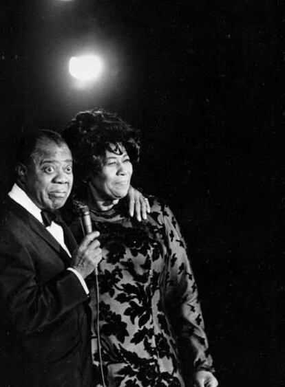 Louis Armstrong y Ella Fitzgerald, durante una actuación en el Waldorf Astoria de Nueva York en 1971.