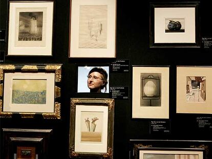 Una empleada de Christie's, rodeada de pinturas surrealistas que saldrán a subasta.