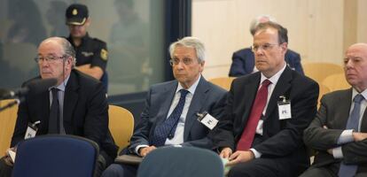 Los exdirectivos de Novacaixagalicia, el antiguo responsable del Grupo Inmobiliario Gregorio Gorriarán (i), el excopresidente Julio Fernández Gayoso (2i), el exdirector general José Luis Pego (2d), y uno de los gestores de la oficina de integración, Óscar Rodríguez Estrada (d), en el banquillo de los acusados durante el juicio contra ellos que ha comenzado hoy en la Audiencia Nacional por el supuesto cobro indebido de 18,9 millones de euros en prejubilaciones, delito por el que la Fiscalía Anticorrupción ha reclamado tres años de prisión. EFE