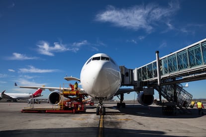 Trabajos de 'handling' de Iberia en el aeropuerto de Madrid-Barajas.