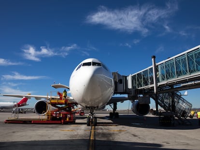 Trabajos de 'handling' de Iberia en el aeropuerto de Madrid-Barajas.