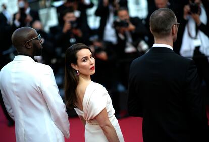 La miembro del jurado Noomi Rapace posa para los fotógrafos, el día 17 de mayo, en Cannes. Rapace es una actriz sueca, conocida por interpretar a Lisbeth Salander en las adaptaciones suecas de la saga Millennium, una serie de novelas criminales creada por Stieg Larsson (1954-2004).