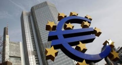 Escultura del euro ante la sede del BCE.