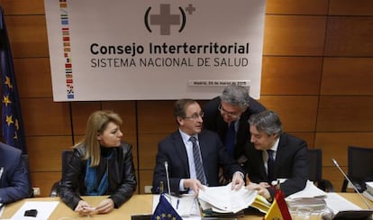 El ministro de Sanidad, Alfonso Alonso, (centro) al inicio de la reuni&oacute;n del Consejo Interterritorial del Sistema Nacional de Salud que aprob&oacute; l prescripci&oacute;n enfermera el 23 de marzo.