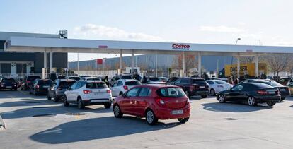 Colas de vehículos para repostar en una de Getafe, Madrid, este viernes.