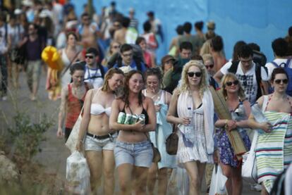 Festival-goers arrive at the campsite for this year's FIB.