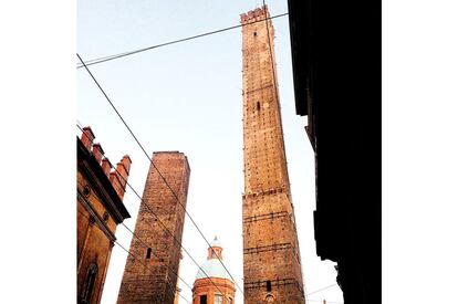 Las torres Ansinelli y Garisenda (siglos XII y XIII), en el centro histórico de Bolonia (Italia).