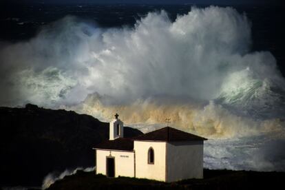 <b>Vientos de hasta 150 kilómetros por hora.</b> En esta imagen se refleja la fuerza y tamaño de las olas que rompían el pasado día 5 en la provincia de A Coruña, junto a la ermita de Meiras. La alerta roja llevó a esa autonomía vientos de hasta 150 kilómetros por hora.