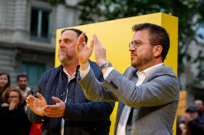 El presidente de ERC, Oriol Junqueras, y el presidente de la Generalitat, Pere Aragonès, durante el acto de inicio de campaña electoral de ERC, este jueves en Barcelona.