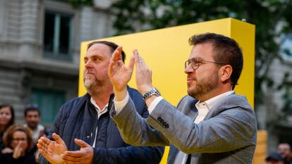 El presidente de ERC, Oriol Junqueras, y el presidente de la Generalitat, Pere Aragonès, durante el acto de inicio de campaña electoral de ERC, este jueves en Barcelona.