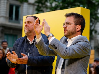 El presidente de ERC, Oriol Junqueras, y el presidente de la Generalitat, Pere Aragonès, durante el acto de inicio de campaña electoral de ERC, este jueves en Barcelona.