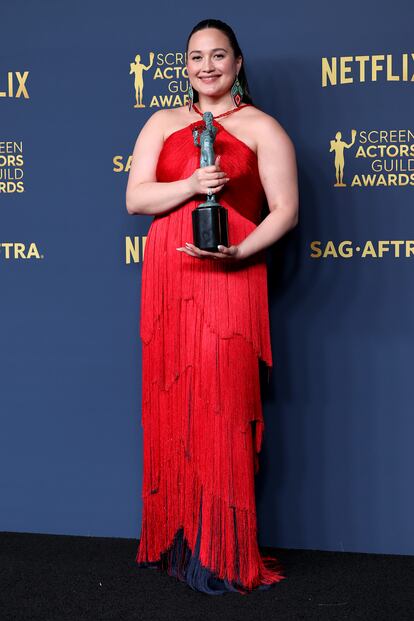 Lily Gladstone, la actriz que compite con más papeletas con Stone en la carrera al Oscar, se llevó el premio del gremio de actores. Vestida con un diseño de flecos de Armani Privé, recogió la estatuilla a mejor actriz protagonista por 'Los asesinos de la luna'.