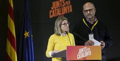 Eduard Pujol, portavoz de Junts X Catalunya y Elsa Artadi, comentan las las primeras proyecciones de voto.