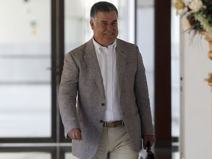 El exconsejero de Empleo José Antonio Viera, momentos antes de comparecer en la comisión parlamentaria que investiga el fraude de los ERE, el 25 de agosto.
