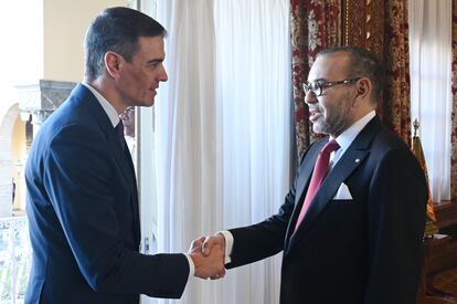 El presidente del Gobierno español, Pedro Sánchez, saluda al rey Mohamed VI, durante su encuentro mantenido en Rabat.